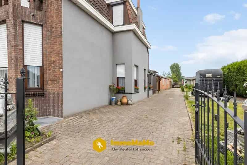 Huis te koop Wachtebeke met 4 garages en grote schuur