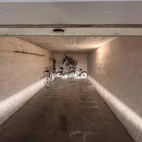 Ruime Garagebox Troonstraat Nabij Strand