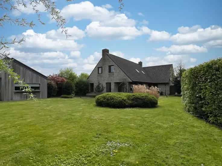 Huis Te Koop Torhout: Ruime gezinswoning met 4 slaapkamers en tuin