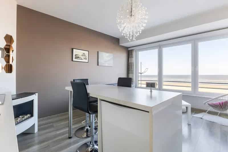 Appartement te koop Sint-Idesbald: Zeezicht, gerenoveerd