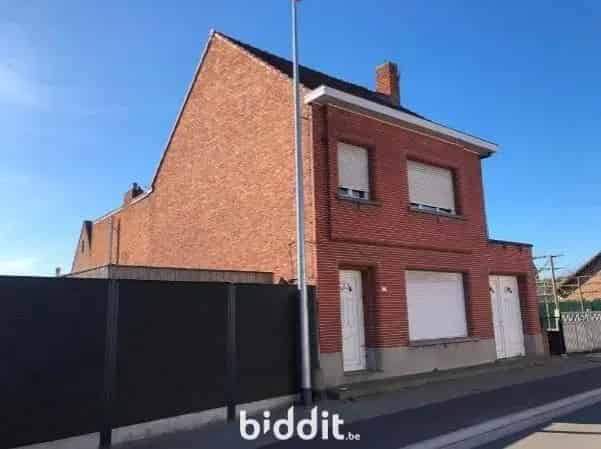 Ruime Te Renoveren Woning met Tuin en Stallen