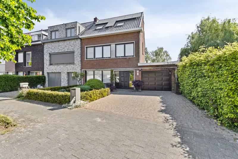 Ruime halfopen bebouwing te koop Kontich 6 slaapkamers