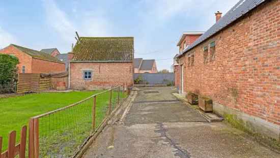 Te renoveren hoeve met stallingen en bijgebouwen.