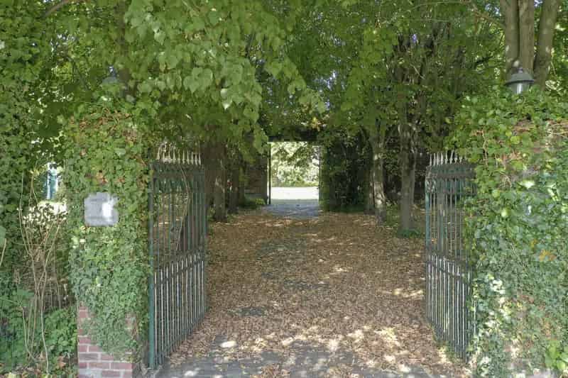 Hoeve met geplaveide binnenplaats in Sint-Katherina-Lombeek