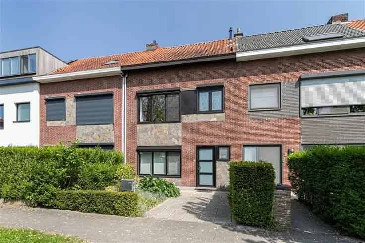 Huis Te Koop Edegem: 3 Slaapkamers, Tuin 87m², Zolder 46m²