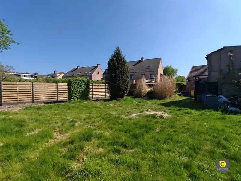 Te renoveren HOB met grote tuin Edegem