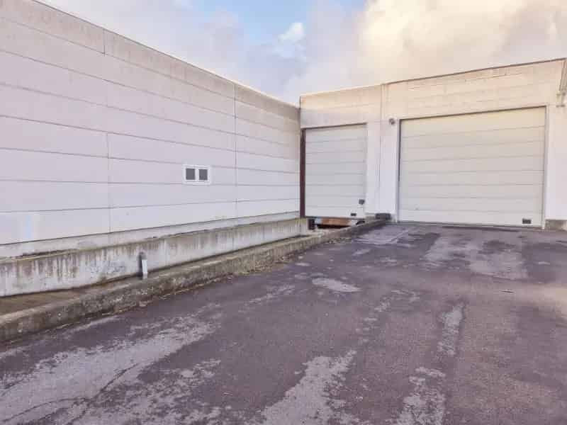 Roeselare-stadskern. Centraal gelegen magazijn van 380m2 met laadkaai en 2 poorten met een uitstekende bereikbaarheid. KMO-site met ruime oprit.
