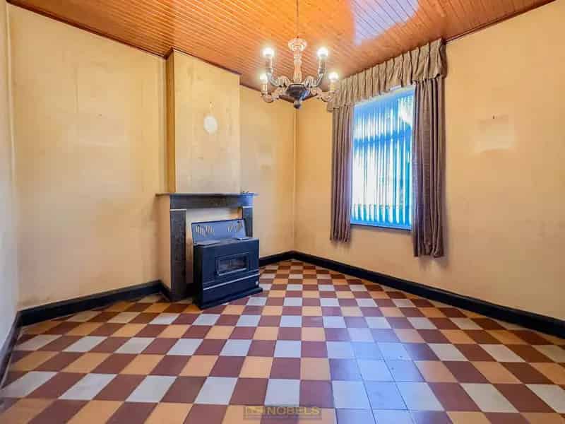 Te renoveren stadswoning met koertje te Eine