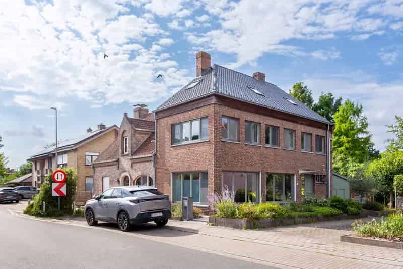 Huis te Koop Assebroek: Rustige Halfopen Bebouwing