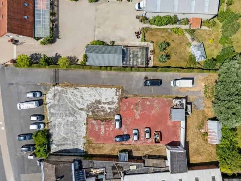 Hooglede-centrum. Mooi perceel bouwgrond van +/- 920m2 voor een project van +/- 3 woningen. Straatbreedte van +/- 28m. Geen bouwverplichting / blanco bodemattest!