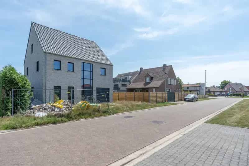 Verder af te werken woning met o.a. 4 slaapkamers, inpandige garage, ...