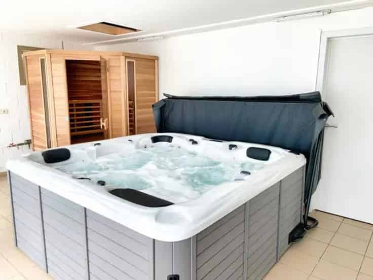 Villa te koop: Luxe, duurzame villa met jacuzzi en sauna