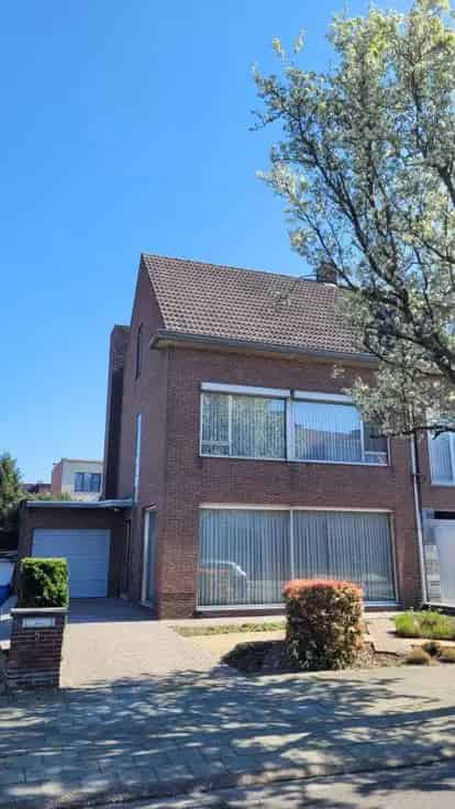 Huis Te Koop Wilrijk: Lichtrijke halfopen bebouwing met garage
