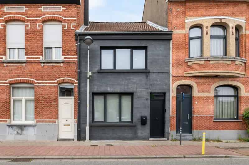 3 Slaapkamers Wijnegem: Ruime woning met tuin en open haard