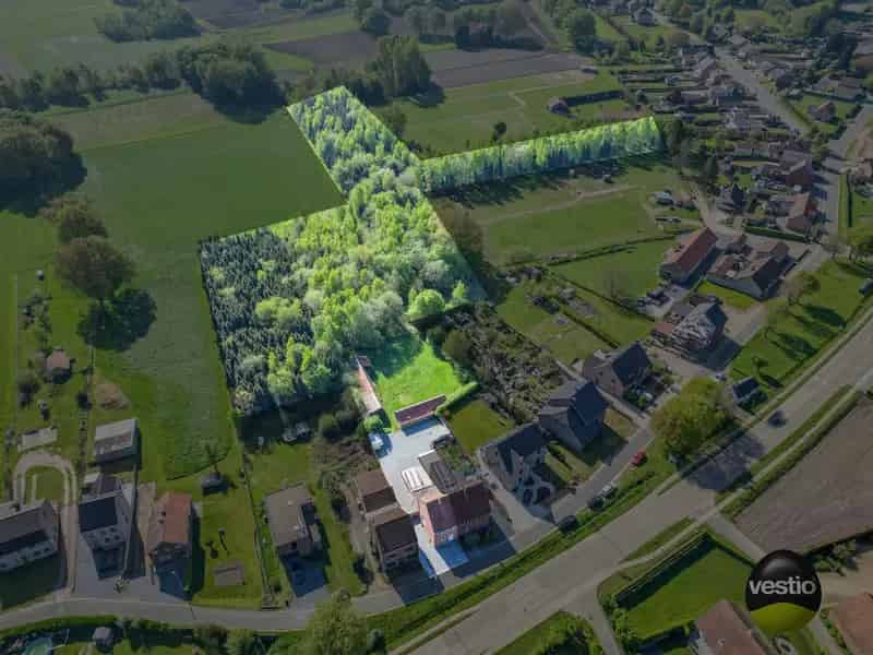 Degelijke woning met weilanden op 17 hectare