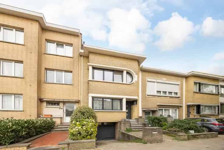 Huis Te Koop: Belle Epoque woning met garage en tuin