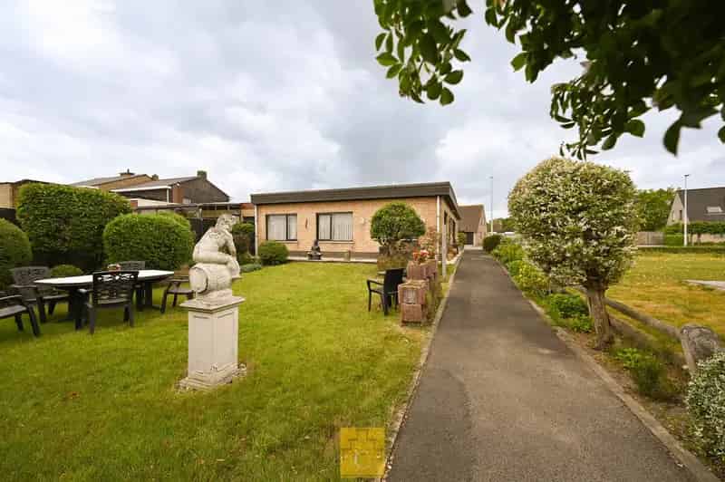 Driegevelbungalow te koop Loppem: 3 slaapkamers, tuin en garage
