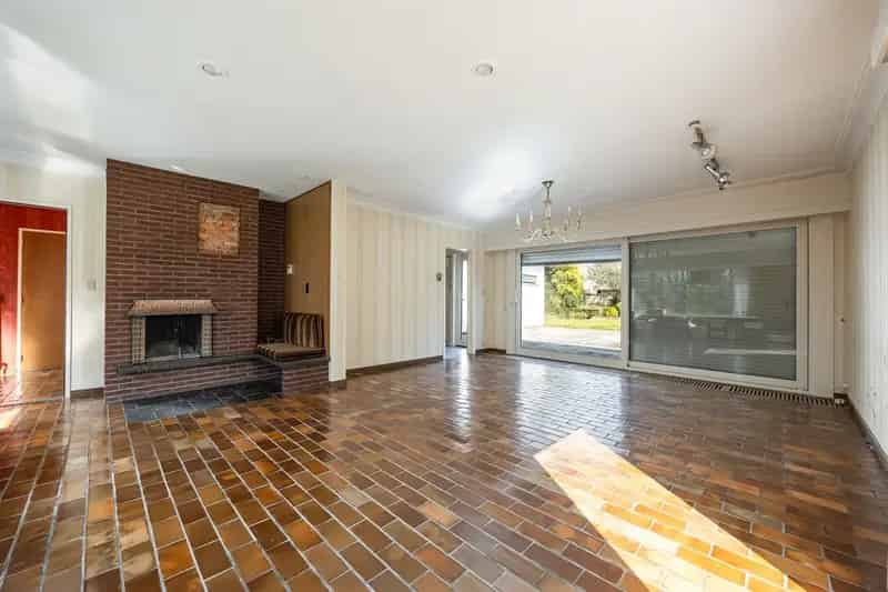 Te renoveren laagbouwvilla met Engelse tuin