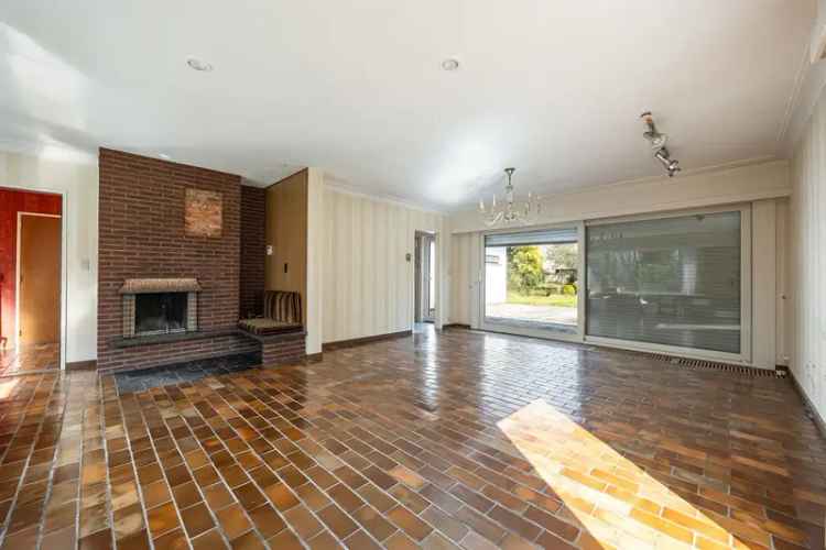 Te renoveren laagbouwvilla met Engelse tuin