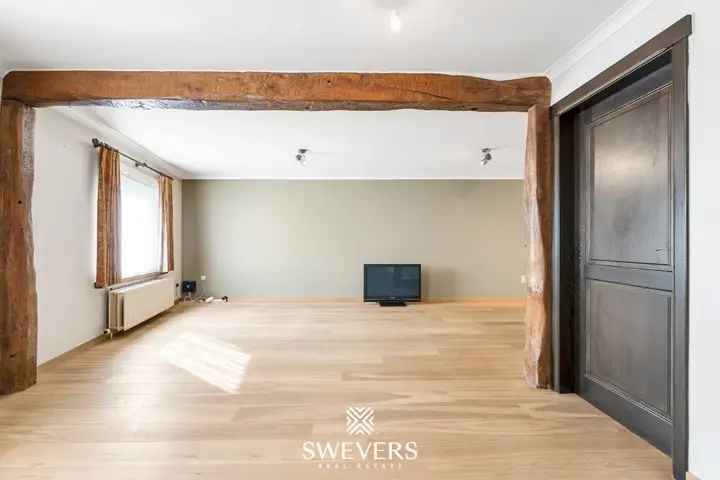 Gezinswoning met Zwembad en Bijgebouw te Nieuwerkerken