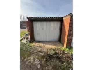Garage te Koop Marchienne-au-Pont Nabij Woningen en Stadion