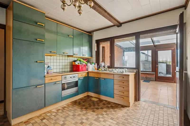 Huis te koop Koningshooikt: Op te frissen woning met loods
