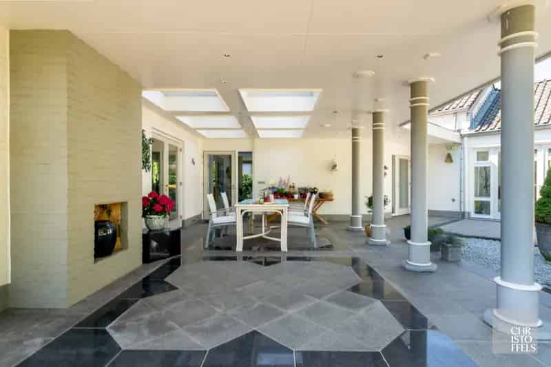 Villa te koop met binnenzwembad en gastenverblijf