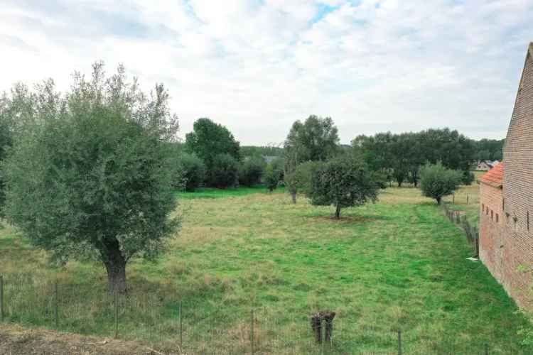 Bouwgrond kopen in landelijke omgeving met uitzicht op velden