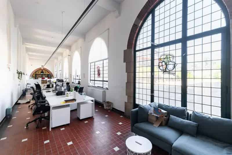 Kantoorruimte te huur Dilbeek 2000m² nabij R0 E40