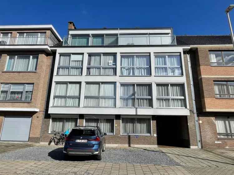 Te koop gelijkvloers appartement met 3 slaapkamers in de stad