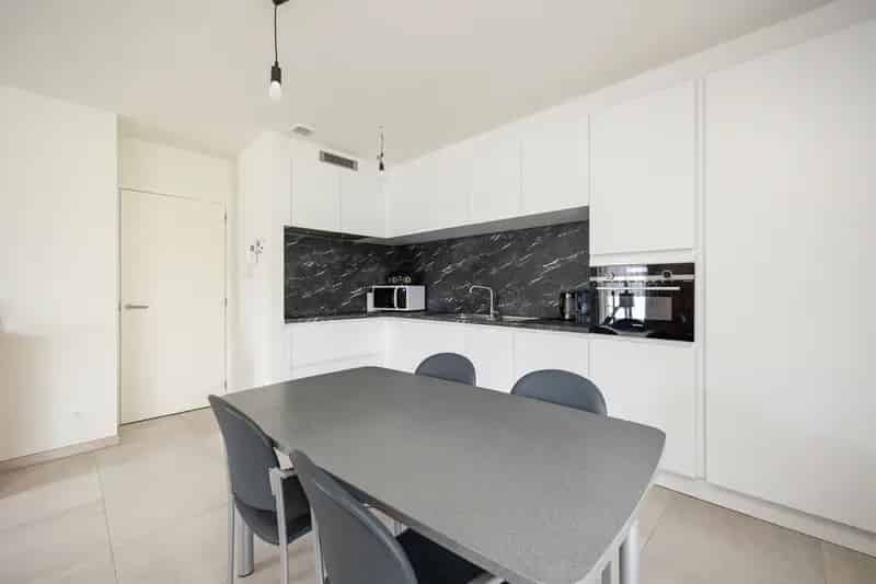 Gelijkvloers Appartement 2 Slaapkamers  2 Staanplaatsen Kelderberging