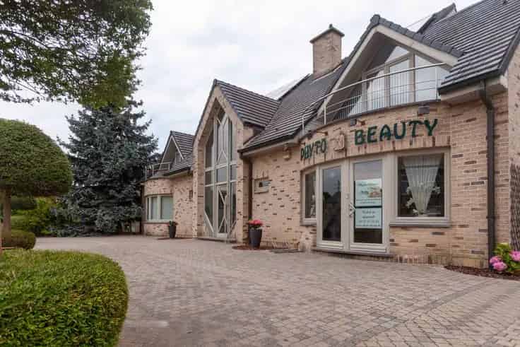 Ruime Villa Te Koop met Praktijkruimte en Zwembad
