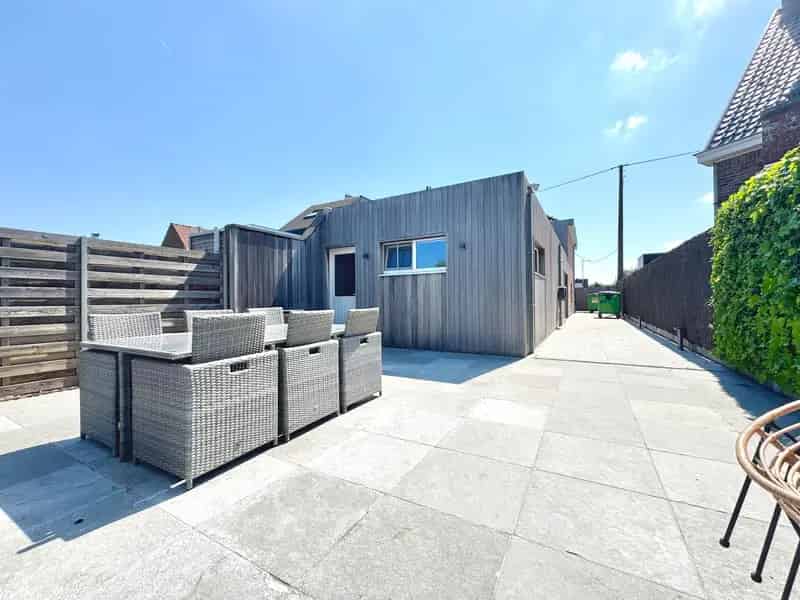 HOB met BIJGEBOUW en uitweg achteraan op 416 m²