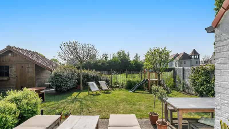 Huis te koop Duinbergen: Halfopen woning met garage en tuin