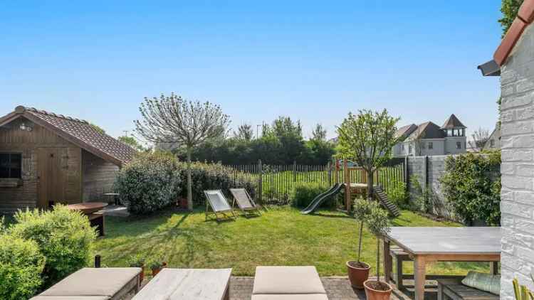 Huis te koop Duinbergen: Halfopen woning met garage en tuin