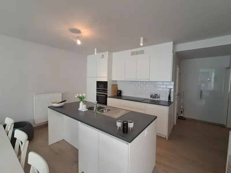 Ruim gelijkvloers appartement met tuin en carport te huur
