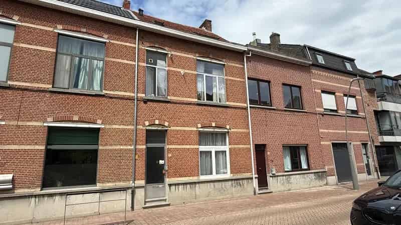 Te renoveren rijwoning op centrale locatie