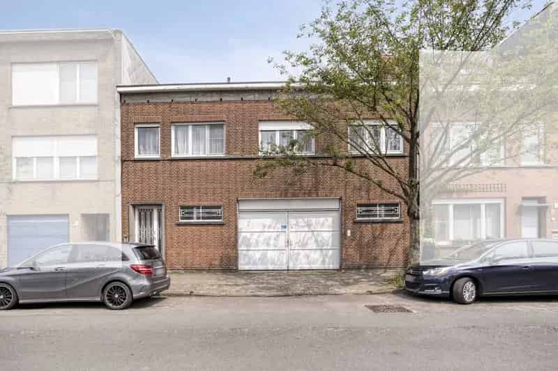 Opbrengsteigendom Wilrijk 4 slaapkamers 13 autostaanplaatsen