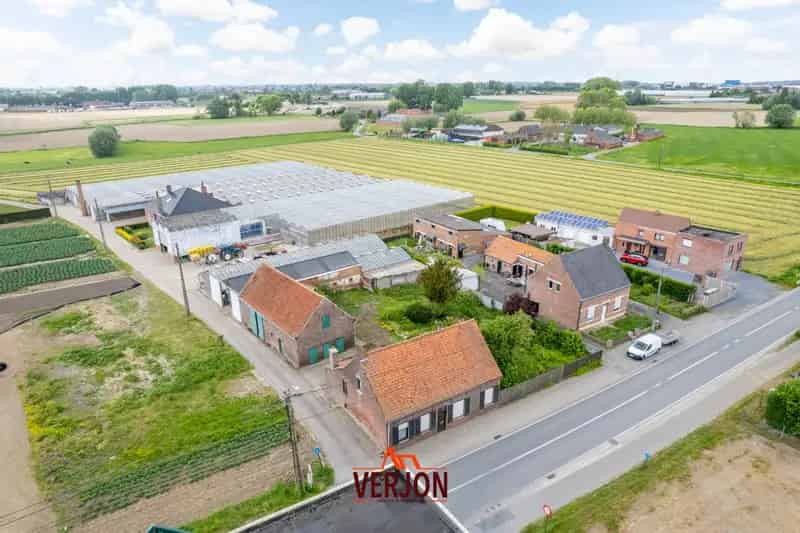 Huis te koop: te renoveren woning met grote opslagruimte en landbouwgrond