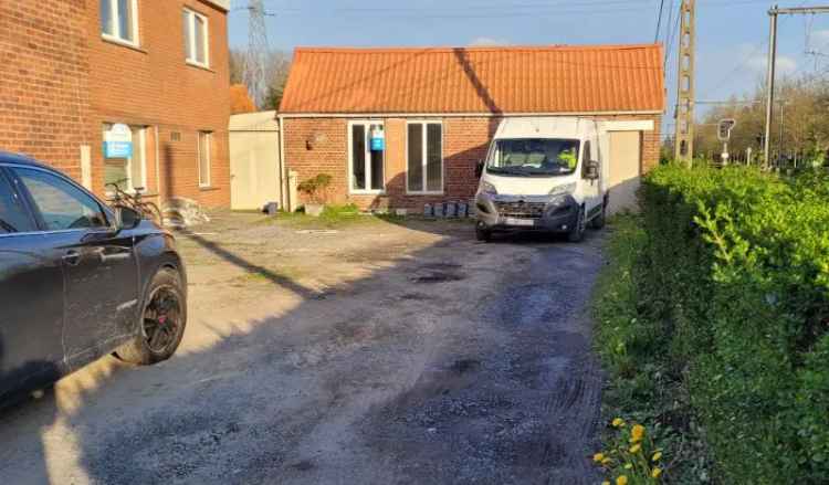 Roeselare-Rumbeke. Centraal en vlot bereikbare BERGLOODS / MAGAZIJN van 180m² met oprit en parkeerplaatsen op een perceel van +/-320m². Onmiddellijk vrij!