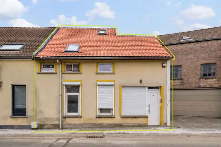 Af te werken woning met drie slaapkamers en terras