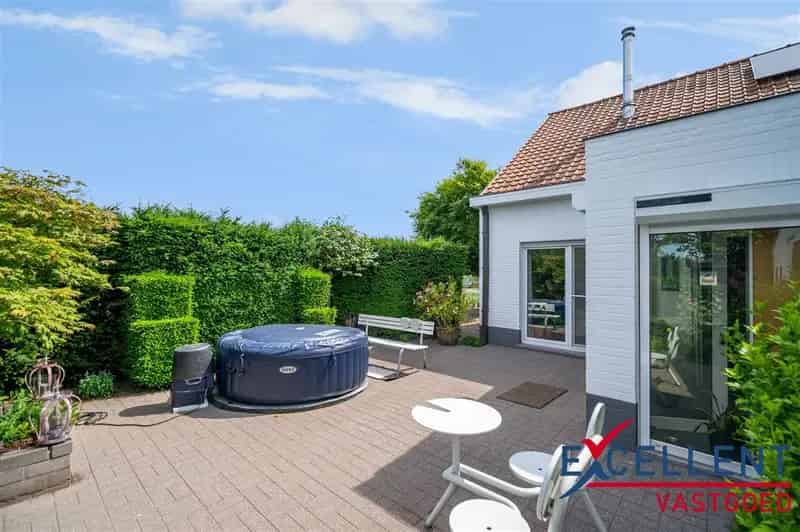 Huis te koop in Deinze: Rustige woning met grote tuin