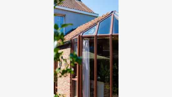 Licht op te frisse woning met mooie tuin op toplocatie