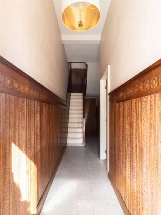Huis Te Koop: Gezinswoning met Tuin en Renovatiepotentieel