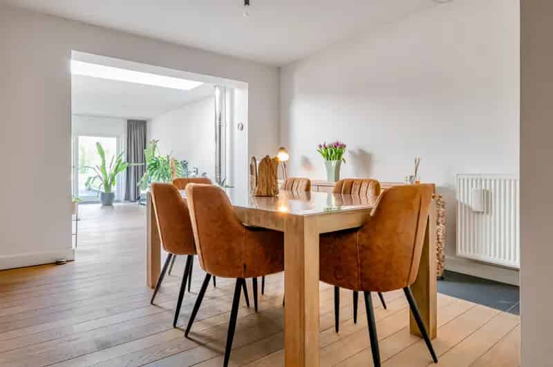 Huis te koop: Gerenoveerde woning met ruim magazijn 140m2