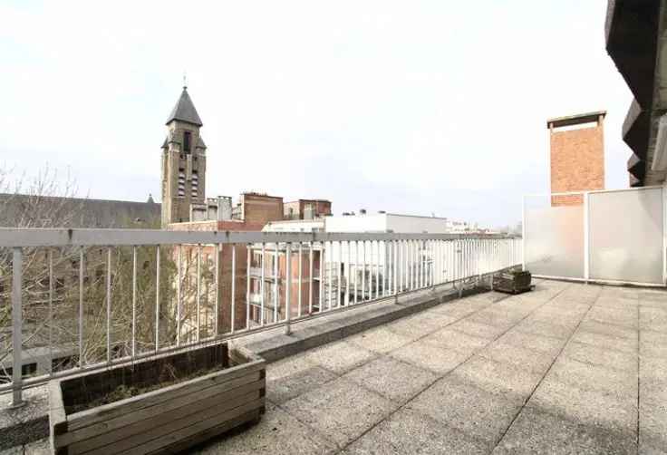 Penthouse te koop in Ukkel met terras nabij Terkamerenbos