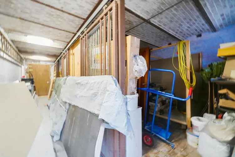 Ruime Schuur 115m² te renoveren op 880m²