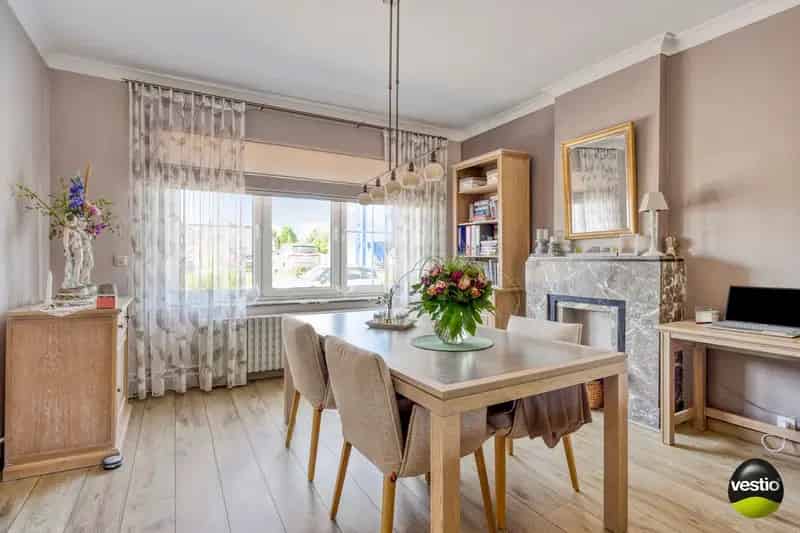 TIJDLOZE RUIME WONING MET 3 SLK OP 5A90CA NABIJ CENTRUM BEVERST.
