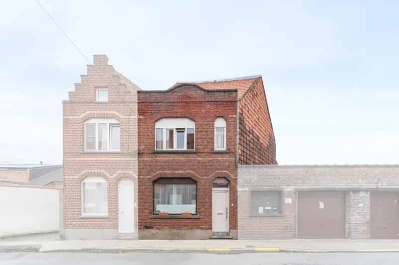 Deze woning is gelegen in het centrum van Izegem.

De indeling is als volgt:
Gelijkvloers:
- Inkom
- Woonkamer
- Keuken
- Badkamer
- Omheinde tuin

1ste verdieping:
- Nachthal
2 slaapkamers

Zolder via vaste trap
Kelder

De voornaamste pluspunten van de w