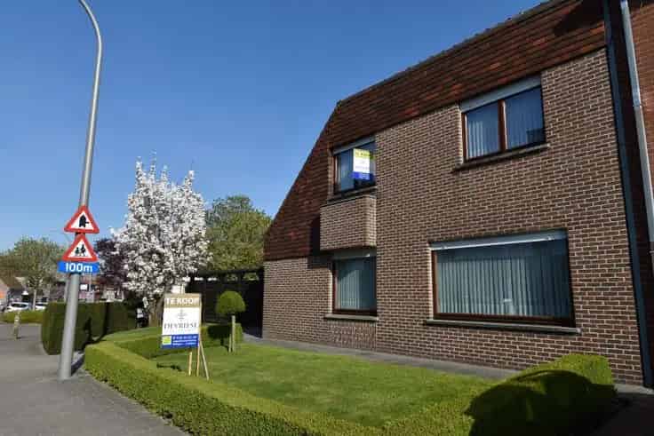 Huis Te Koop Heule: Ruime Hoekwoning met Tuin en Garage